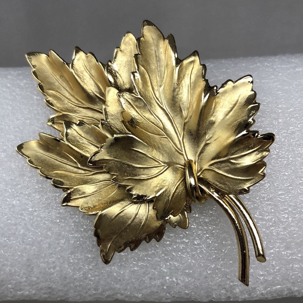 VINTAGE CORO GOLD LEAVES BROOCH
